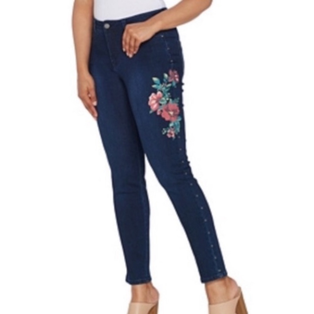 NWT Sz 12, Dark denim jeans with stud detail on legs and roses!